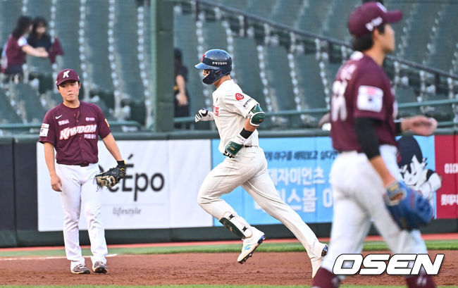 [OSEN=부산, 이석우 기자] 12일 부산 사직야구장에서 2024 신한 SOL 뱅크 KBO 리그 롯데 자이언츠와 키움 히어로즈와의 경기가 열렸다.홈팀 롯데는 김진욱이 시즌 2승에 도전하고 키움도 좌완 선발 이종민이 등판한다.롯데 자이언츠 윤동희가 3회말 2사 좌월 솔로 홈런을 치고 그라운드를 돌고 있다. 2024.06.12 / foto0307@osen.co.kr