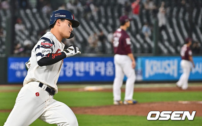 [OSEN=부산, 이석우 기자] 12일 부산 사직야구장에서 2024 신한 SOL 뱅크 KBO 리그 롯데 자이언츠와 키움 히어로즈와의 경기가 열렸다. 홈팀 롯데는 김진욱이 시즌 2승에 도전하고 키움도 좌완 선발 이종민이 등판한다.롯데 자이언츠 윤동희가 5회말 1사 1,2루 좌월 3점 홈런을 치고 그라운드를 돌고 있다. 2024.06.12 / foto0307@osen.co.kr