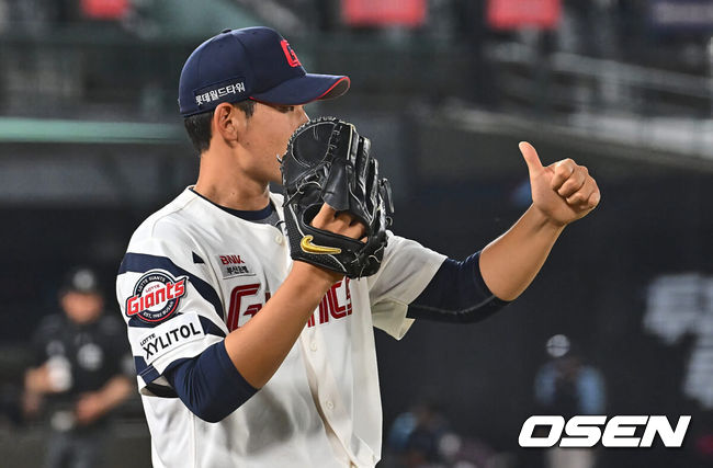 [OSEN=부산, 이석우 기자] 12일 부산 사직야구장에서 2024 신한 SOL 뱅크 KBO 리그 롯데 자이언츠와 키움 히어로즈와의 경기가 열렸다. 홈팀 롯데는 김진욱이 시즌 2승에 도전하고 키움도 좌완 선발 이종민이 등판한다.롯데 자이언츠 선발 투수 김진욱이 6회초 수비를 무실점으로 막고 레이예스에게 엄지척을 하고 있다. 2024.06.12 / foto0307@osen.co.kr