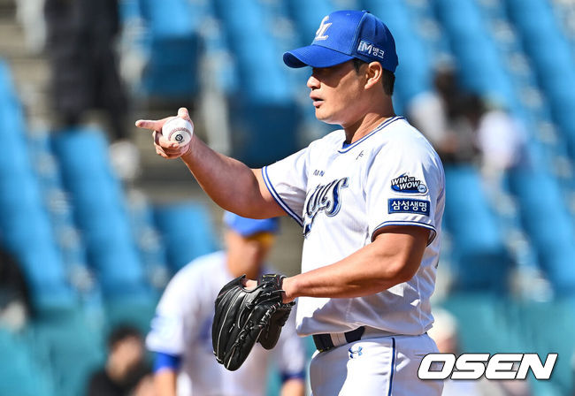 [OSEN=대구, 이석우 기자] 14일 대구 삼성라이온즈파크에서 2024 신한 SOL 뱅크 KBO 리그 삼성 라이온즈와 롯데 자이언츠의 시범경기가 열렸다. 삼성 라이온즈 오승환이 사인을 보내고 있다. 2024.03.14 / foto0307@osen.co.kr