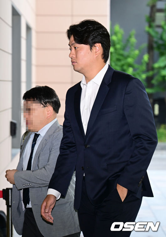 [OSEN=김성락 기자] '학교폭력' 혐의로 기소된 야구선수 두산 베어스 이영하가 13일 서울 마포구 서울서부지방법원에서 열린 항소심 선고 공판에 출석했다. 이영하는 야구부 후배에게 가혹행위, 라면을 갈취하고, 자취방에서 청소 및 빨래를 시킨 부분 등에서 기소됐다. 두산 이영하가 선고 공판에 출석하고 있다. 2024.06.13 / ksl0919@osen.co.kr