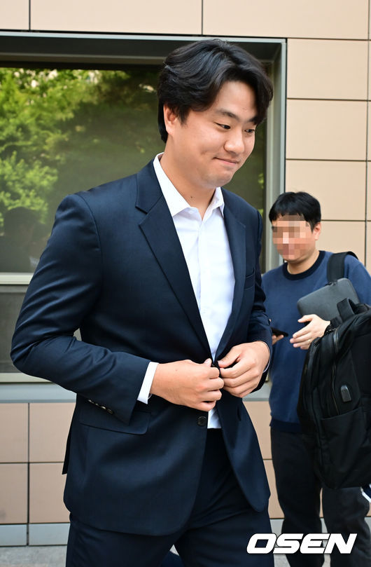 [OSEN=김성락 기자]학교폭력 혐의로 재판에 회부된 프로야구 두산 베어스의 17승 에이스 이영하(27)가 2심에서도 무죄를 선고받았다. 서울서부지방법원은 13일 특수폭행 및 강요, 공갈 혐의 등으로 기소된 이영하의 항소심에서 검사 측 항소를 기각, 무죄를 선고했다. 두산 이영하가 인터뷰를 마친 뒤 법원을 나서고 있다. 2024.06.13 / ksl0919@osen.co.kr