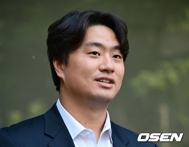 [OSEN=김성락 기자]학교폭력 혐의로 재판에 회부된 프로야구 두산 베어스의 17승 에이스 이영하(27)가 2심에서도 무죄를 선고받았다. 서울서부지방법원은 13일 특수폭행 및 강요, 공갈 혐의 등으로 기소된 이영하의 항소심에서 검사 측 항소를 기각, 무죄를 선고했다. 두산 이영하가 미소짓고 있다. 2024.06.13 / 