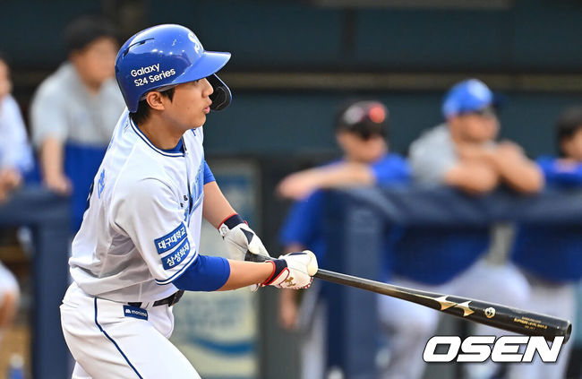 [OSEN=대구, 이석우 기자] 13일 대구 삼성라이온즈파크에서 2024 신한 SOL 뱅크 KBO 리그 삼성 라이온즈와 NC 다이노스의 경기가 열렸다. 삼성은 지난해 10월 왼쪽 어깨 관절와순 수술을 받은 내야수 이재현을 1군에 복귀 시켰으며 선발로 이호성이 출전하고, NC는 3승에 도전하는 하트를 선발로 내고 삼성전 위닝 시리즈를 노린다. 삼성 라이온즈 이재현이 4회말 1사 3루 동점 1타점 우중간 안타를 치고 있다. 2024.04.13 / foto0307@osen.co.kr