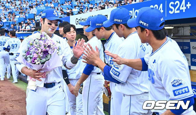 [OSEN=대구, 이석우 기자] 13일 대구삼성라이온즈파크에서 2024 신한 SOL 뱅크 KBO 리그 삼성 라이온즈와 LG 트윈스의 경기가 열렸다. 3연승으로 기세가 오른 삼성은 이호성을 선발로 출전시키고 3연패 중인 LG는 에이스 켈리를 내세워 반등을 노린다.삼성 라이온즈 박병호가 2회말 좌월 솔로 홈런(한미통산 400호)을 친후 축하 꽃다발과 동료들의 축하를 받고 있다. 2024.06.13 / foto0307@osen.co.kr