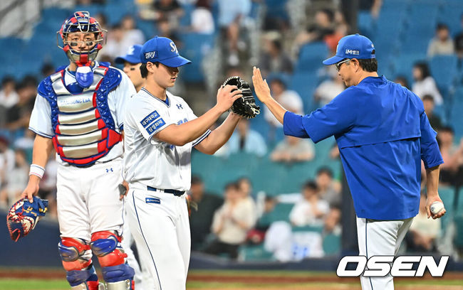 [OSEN=대구, 이석우 기자] 13일 대구삼성라이온즈파크에서 2024 신한 SOL 뱅크 KBO 리그 삼성 라이온즈와 LG 트윈스의 경기가 열렸다. 3연승으로 기세가 오른 삼성은 이호성을 선발로 출전시키고 3연패 중인 LG는 에이스 켈리를 내세워 반등을 노린다.삼성 라이온즈 선발 투수 이호성이 6회초 교체되며 정민태 코치와 하이파이브를 하고 있다. 2024.06.13 / foto0307@osen.co.kr