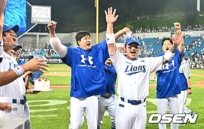 [OSEN=대구, 이석우 기자] 13일 대구삼성라이온즈파크에서 2024 신한 SOL 뱅크 KBO 리그 삼성 라이온즈와 LG 트윈스의 경기가 열렸다. 3연승으로 기세가 오른 삼성은 이호성을 선발로 출전시키고 3연패 중인 LG는 에이스 켈리를 내세워 반등을 노린다.한미 통산 400 홈런을 기록한 삼성 라이온즈 박병호가 LG 트윈스에 6-3으로 승리한 후 선수들과 승리 세리머니를 하고 축하를 받고 있다. 2024.06.13 / foto0307@osen.co.kr