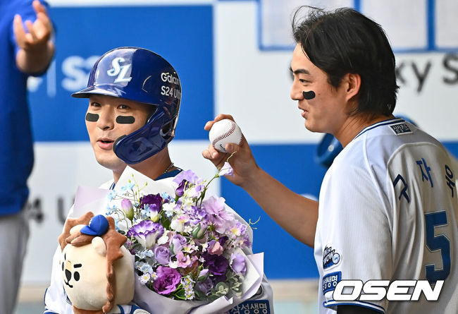 [OSEN=대구, 이석우 기자] 13일 대구삼성라이온즈파크에서 2024 신한 SOL 뱅크 KBO 리그 삼성 라이온즈와 LG 트윈스의 경기가 열렸다. 3연승으로 기세가 오른 삼성은 이호성을 선발로 출전시키고 3연패 중인 LG는 에이스 켈리를 내세워 반등을 노린다.삼성 라이온즈 박병호가 2회말 좌월 솔로 홈런(한미통산 400호)을 치고 활짝 웃고 있다. 구자욱이 홈런 공을 들고 있다. 2024.06.13 / foto0307@osen.co.kr