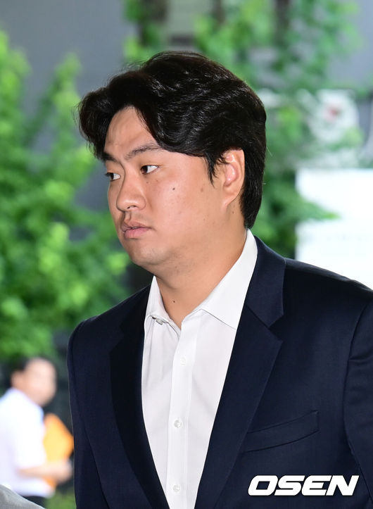 [OSEN=김성락 기자] '학교폭력' 혐의로 기소된 야구선수 두산 베어스 이영하가 13일 서울 마포구 서울서부지방법원에서 열린 항소심 선고공판에 출석했다. 이영하는 야구부 후배에게 가혹행위, 라면을 갈취하고, 자취방에서 청소 및 빨래를 시킨 부분 등에서 기소됐다. 두산 이영하가 선고공판에 출석하고 있다. 2024.06.13 / ksl0919@osen.co.kr