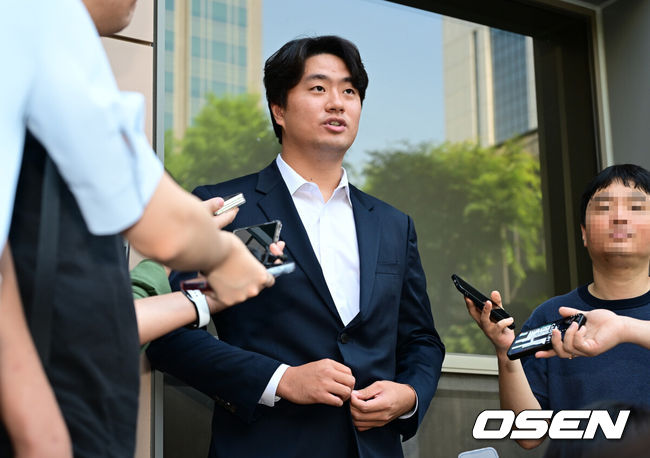 [OSEN=김성락 기자]학교폭력 혐의로 재판에 회부된 프로야구 두산 베어스의 17승 에이스 이영하(27)가 2심에서도 무죄를 선고받았다. 서울서부지방법원은 13일 특수폭행 및 강요, 공갈 혐의 등으로 기소된 이영하의 항소심에서 검사 측 항소를 기각, 무죄를 선고했다. 두산 이영하가 취재진의 질문에 대답하고 있따. 2024.06.13 / ksl0919@osen.co.kr