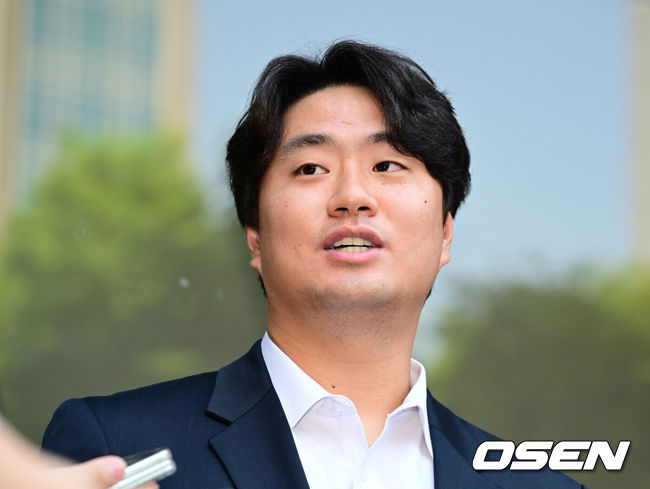 [OSEN=김성락 기자]학교폭력 혐의로 재판에 회부된 프로야구 두산 베어스의 17승 에이스 이영하(27)가 2심에서도 무죄를 선고받았다. 서울서부지방법원은 13일 특수폭행 및 강요, 공갈 혐의 등으로 기소된 이영하의 항소심에서 검사 측 항소를 기각, 무죄를 선고했다. 두산 이영하가 취재진의 질문에 대답하고 있따. 2024.06.13 / ksl0919@osen.co.kr