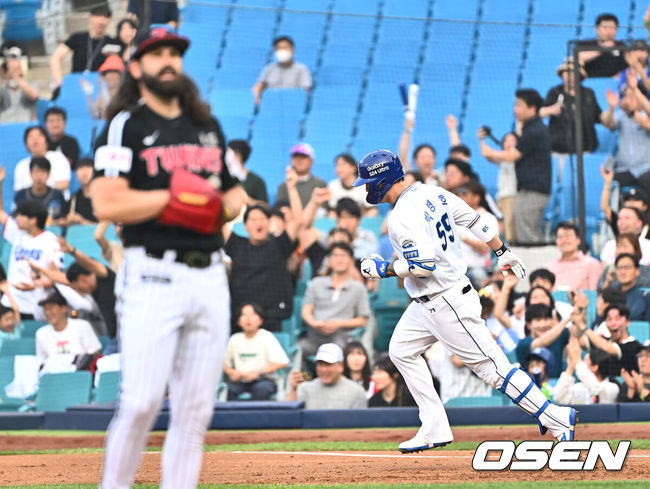 [OSEN=대구, 이석우 기자] 13일 대구삼성라이온즈파크에서 2024 신한 SOL 뱅크 KBO 리그 삼성 라이온즈와 LG 트윈스의 경기가 열렸다. 3연승으로 기세가 오른 삼성은 이호성을 선발로 출전시키고 3연패 중인 LG는 에이스 켈리를 내세워 반등을 노린다.삼성 라이온즈 박병호가 2회말 좌월 솔로 홈런(한미통산 400호)을 치고 있다. 2024.06.13 / foto0307@osen.co.kr