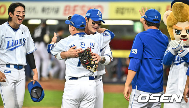 [OSEN=대구, 이석우 기자] 13일 대구삼성라이온즈파크에서 2024 신한 SOL 뱅크 KBO 리그 삼성 라이온즈와 LG 트윈스의 경기가 열렸다. 3연승으로 기세가 오른 삼성은 이호성을 선발로 출전시키고 3연패 중인 LG는 에이스 켈리를 내세워 반등을 노린다.한미 통산 400 홈런을 기록한 삼성 라이온즈 박병호가 LG 트윈스에 6-3으로 승리한 후 박진만 감독과 찐한 포옹을 하고 있다. 2024.06.13 / foto0307@osen.co.kr