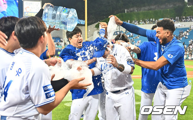 [OSEN=대구, 이석우 기자] 13일 대구삼성라이온즈파크에서 2024 신한 SOL 뱅크 KBO 리그 삼성 라이온즈와 LG 트윈스의 경기가 열렸다. 3연승으로 기세가 오른 삼성은 이호성을 선발로 출전시키고 3연패 중인 LG는 에이스 켈리를 내세워 반등을 노린다.한미 통산 400 홈런을 기록한 삼성 라이온즈 박병호가 LG 트윈스에 6-3으로 승리한 후 선수들과 승리 세리머니를 하고 축하를 받고 있다. 2024.06.13 / foto0307@osen.co.kr