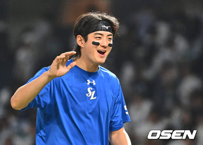 [OSEN=창원, 이석우 기자] 14일 창원NC파크에서 2024 신한 SOL 뱅크 KBO 리그 NC 다이노스와 삼성 라이온즈의 경기가 열렸다. 홈팀 NC는 신민혁이 방문팀 삼성은 코너가 선발 출전한다. 삼성 라이온즈 구자욱이 NC 다이노스에 7-4로 승리한 후 환호하고 있다. 2024.06.14 / foto0307@osen.co.kr