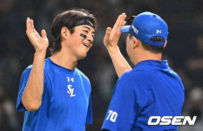 [OSEN=창원, 이석우 기자] 14일 창원NC파크에서 2024 신한 SOL 뱅크 KBO 리그 NC 다이노스와 삼성 라이온즈의 경기가 열렸다. 홈팀 NC는 신민혁이 방문팀 삼성은 코너가 선발 출전한다. 삼성 라이온즈 구자욱이 NC 다이노스에 7-4로 승리한 후 박진만 감독과 기쁨을 나누고 있다. 2024.06.14 / foto0307@osen.co.kr