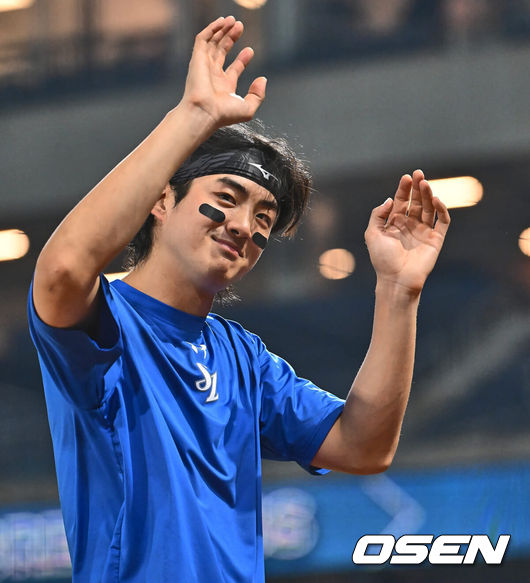 [OSEN=창원, 이석우 기자] 14일 창원NC파크에서 2024 신한 SOL 뱅크 KBO 리그 NC 다이노스와 삼성 라이온즈의 경기가 열렸다. 홈팀 NC는 신민혁이 방문팀 삼성은 코너가 선발 출전한다. 삼성 라이온즈 구자욱이 NC 다이노스에 7-4로 승리한 후 방송 인터뷰를 마치고 팬들에게 인사를 하고 있다. 2024.06.14 / foto0307@osen.co.kr