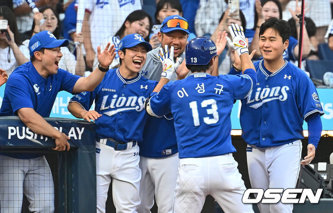 [OSEN=창원, 이석우 기자] 15일 창원NC파크에서 2024 신한 SOL 뱅크 KBO 리그 NC 다이노스와 삼성 라이온즈의 경기가 열렸다. 홈팀 NC는 하트가 방문팀 삼성은 이승현이 선발 출전한다. 삼성 라이온즈 이성규가 6회초 무사 좌월 솔로 홈런을 치고 하이파이브를 하고 있다. 2024.06.15 / foto0307@osen.co.kr