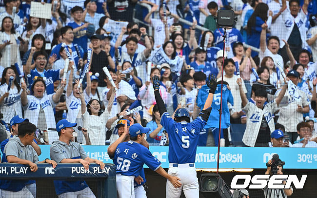 [OSEN=창원, 이석우 기자] 15일 창원NC파크에서 2024 신한 SOL 뱅크 KBO 리그 NC 다이노스와 삼성 라이온즈의 경기가 열렸다. 홈팀 NC는 하트가 방문팀 삼성은 이승현이 선발 출전한다. 삼성 라이온즈 구자욱이 6회초 무사 백투백투백 우중월 솔로 홈런을 치고 팬들에게 인사를 하고 있다. 2024.06.15 / foto0307@osen.co.kr