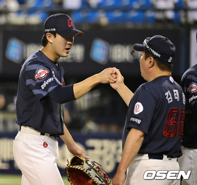 [OSEN=잠실, 지형준 기자] 프로야구 롯데 자이언츠가 역대급 난타전 끝에 LG 트윈스에 승리했다.롯데는 15일 서울 잠실구장에서 열린 2024 KBO리그 LG와 경기에서 9-8로 승리했다. 9회 2아웃에서 나승엽이 결승타를 때렸다. 역전을 6차례 주고받는 타격전이었다. 롯데 김태형 감독이 나승엽과 승리를 기뻐하고 있다. 2024.06.15 / jpnews@osen.co.kr