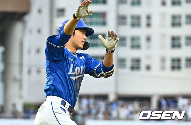 [OSEN=창원, 이석우 기자] 15일 창원NC파크에서 2024 신한 SOL 뱅크 KBO 리그 NC 다이노스와 삼성 라이온즈의 경기가 열렸다. 홈팀 NC는 하트가 방문팀 삼성은 이승현이 선발 출전한다. 삼성 라이온즈 이재현이 6회초 무사 백투백 좌월 솔로 홈런을 치고 그라운드를 돌고 있다. 2024.06.15 / foto0307@osen.co.kr