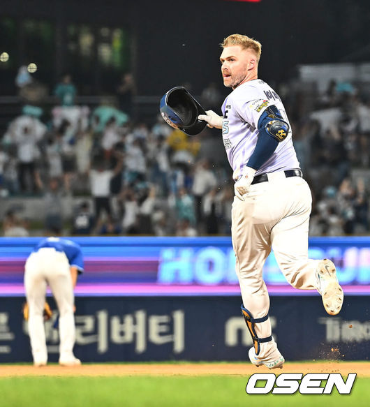 [OSEN=창원, 이석우 기자] 15일 창원NC파크에서 2024 신한 SOL 뱅크 KBO 리그 NC 다이노스와 삼성 라이온즈의 경기가 열렸다. 홈팀 NC는 하트가 방문팀 삼성은 이승현이 선발 출전한다. NC 다이노스 데이비슨이 9회말 무사 1루 중월 끝내기 2점 홈런을 치고 환호하고 있다. 2024.06.15 / foto0307@osen.co.kr