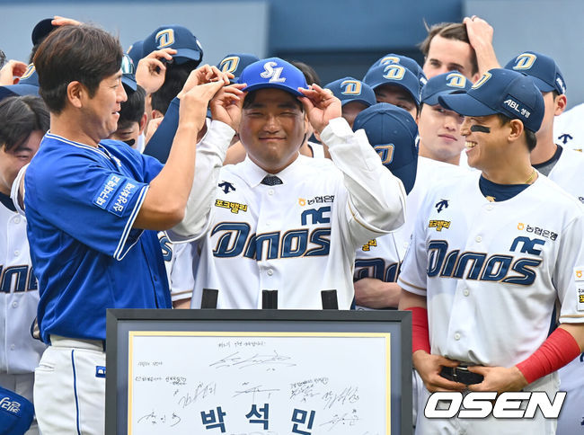 [OSEN=창원, 이석우 기자] 11일 창원NC파크에서 2024 신한 SOL 뱅크 KBO 리그 NC 다이노스와 삼성 라이온즈의 경기가 열렸다. NC는 김시훈이 선발 출전하고 삼성은 이호성이 선발 출전한다.삼성 강민호가 은퇴식에서 박석민 코치에게 삼성 모자를 씌워주고 있다. 2024.05.11 / foto0307@osen.co.kr