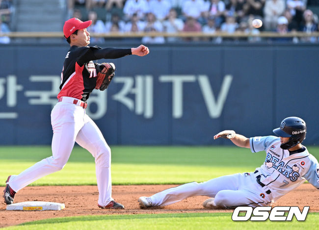 [OSEN=잠실, 조은정 기자]9일 오후 서울 잠실구장에서 ‘2024 신한 SOL BANK KBO리그’ 두산 베어스와 KIA 타이거즈의 경기가 열렸다.이날 두산 베어스는 최준호를, KIA 타이거즈는 윤영철을 선발 투수로 내세웠다.3회말 1사 1루 KIA 2루수 홍죵표가 두산 허경민의 병살타에 1루주자 이유찬을 포스아웃 시킨 뒤 1루로 송구하며 더블플레이를 연결 짓고 있다. 2024.06.09 /cej@osen.co.kr