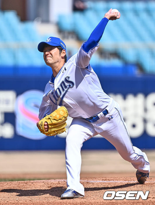 [OSEN=대구, 이석우 기자] 14일 대구 삼성라이온즈파크에서 2024 신한 SOL 뱅크 KBO 리그 삼성 라이온즈와 롯데 자이언츠의 시범경기가 열렸다. 삼성 라이온즈 선발투수 백정현이 역투하고 있다. 2024.03.14 / foto0307@osen.co.kr