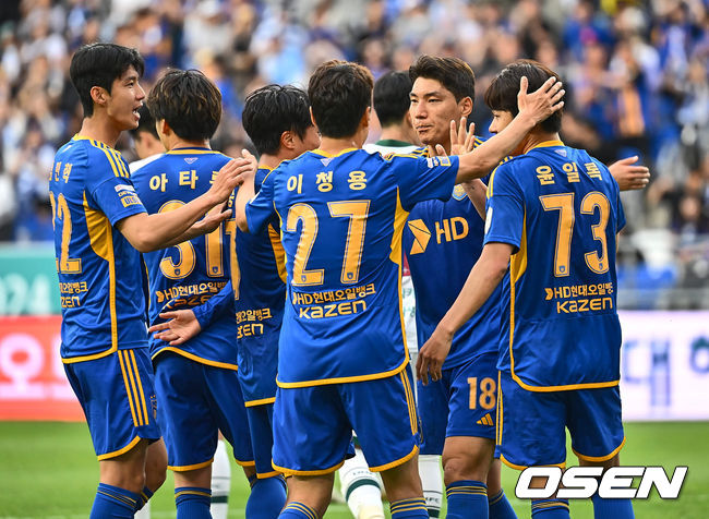 [OSEN=울산, 이석우 기자] 25일 울산 문수축구경기장에서 하나은행 K리그1 2024 울산 HD와 대전 하나시티즌의 경기가 열렸다.  <br /><br />챔피언스리그(ACL) 4강 탈락 이후 울산은 체력적으로 문제를 겪었고 직전 3경기에서 1무 2패를 거뒀다. 대전은 이민성 감독이 성적 부진 책임을 지고 물러났고 전광석 코치가 감독 대행으로 나선다.<br /><br />울산 HD 주민규가 팀 네번째 골을 성공시키고 기뻐하고 있다. 2024.05.25 / foto0307@osen.co.kr