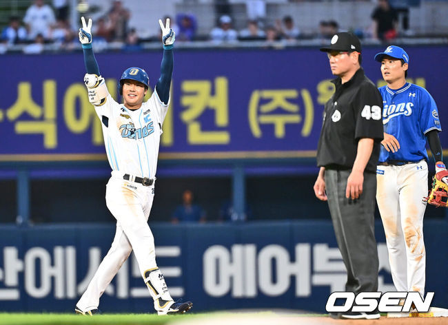 [OSEN=창원, 이석우 기자] 16일 창원NC파크에서 2024 신한 SOL 뱅크 KBO 리그 NC 다이노스와 삼성 라이온즈의 경기가 열렸다. 홈팀 NC는 김시훈이 방문팀 삼성은 레예스가 선발 출전한다. NC 다이노스 박시원이 8회말 1사 1루 좌중간 1타점 2루타를 치고 환호하고 있다. 2024.06.16 / foto0307@osen.co.kr