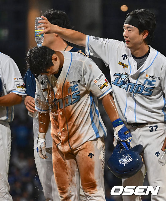 [OSEN=창원, 이석우 기자] 16일 창원NC파크에서 2024 신한 SOL 뱅크 KBO 리그 NC 다이노스와 삼성 라이온즈의 경기가 열렸다. 홈팀 NC는 김시훈이 방문팀 삼성은 레예스가 선발 출전한다. NC 다이노스 서호철이 9회말 1사 만루 삼성 라이온즈 오승환을 상대로 끝내기 밀어내기 볼넷을 얻어내고 축하 물세례를 받고 있다. 2024.06.16 / foto0307@osen.co.kr