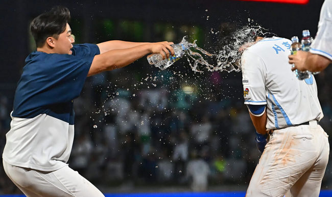 [OSEN=창원, 이석우 기자] 16일 창원NC파크에서 2024 신한 SOL 뱅크 KBO 리그 NC 다이노스와 삼성 라이온즈의 경기가 열렸다. 홈팀 NC는 김시훈이 방문팀 삼성은 레예스가 선발 출전한다. NC 다이노스 서호철이 9회말 1사 만루 삼성 라이온즈 오승환을 상대로 끝내기 밀어내기 볼넷을 얻어내고 축하 물세례를 받고 있다. 2024.06.16 / foto0307@osen.co.kr