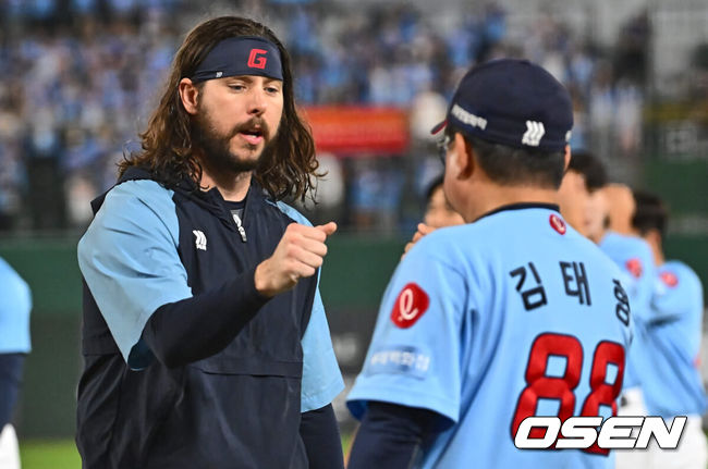 [OSEN=부산, 이석우 기자] 9일 부산 사직야구장에서 2024 신한 SOL 뱅크 KBO 리그 롯데 자이언츠와 SSG 랜더스의 더블헤더 2차전 경기가 열렸다. 홈팀 롯데는 윌커슨을 더블헤더 2차전 선발로, SSG는 송영진을 선발로 내세웠다.롯데 자이언츠 윌커슨이 SSG 랜더스와의 더블헤더 2차전에서 5-3으로 승리한 후 김태형 감독과 기쁨을 나누고 있다. 2024.06.09 / foto0307@osen.co.kr