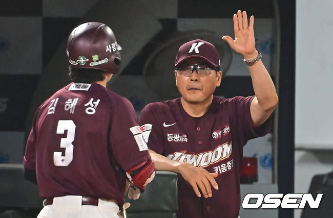 [OSEN=부산, 이석우 기자] 12일 부산 사직야구장에서 2024 신한 SOL 뱅크 KBO 리그 롯데 자이언츠와 SSG 랜더스의 더블헤더 2차전 경기가 열렸다. 홈팀 롯데는 김진욱이 시즌 2승에 도전하고 키움도 좌완 선발 이종민이 등판한다.키움 히어로즈 홍원기 감독이 8회초 우월 솔로 홈런을 친 김혜성을 반기고 있다. 2024.06.12 / foto0307@osen.co.kr