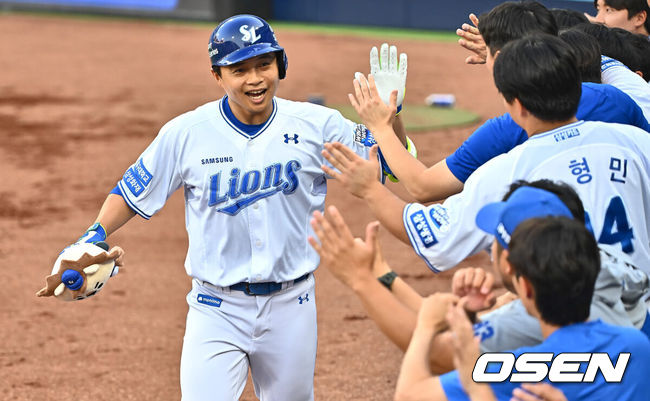 [OSEN=대구, 이석우 기자] 18일 대구삼성라이온즈파크에서 2024 신한 SOL 뱅크 KBO 리그 삼성 라이온즈와 SSG 랜더스의 경기가 열렸다. 홈팀 삼성은 이승민이 선발 출전하고 방문팀 SSG는 앤더슨이 선발 출전한다.삼성 라이온즈 김헌곤이 1회말 좌월 솔로 홈런을 치고 하이파이브를 하고 있다. 2024.06.18 / foto0307@osen.co.kr