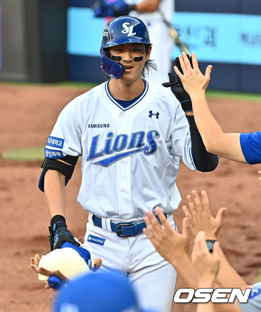 [OSEN=대구, 이석우 기자] 18일 대구삼성라이온즈파크에서 2024 신한 SOL 뱅크 KBO 리그 삼성 라이온즈와 SSG 랜더스의 경기가 열렸다. 홈팀 삼성은 이승민이 선발 출전하고 방문팀 SSG는 앤더슨이 선발 출전한다.삼성 라이온즈 구자욱이 1회초 2사 우월 역전 솔로 홈런을 치고 하이파이브를 하고 있다. 2024.06.18 / foto0307@osen.co.kr