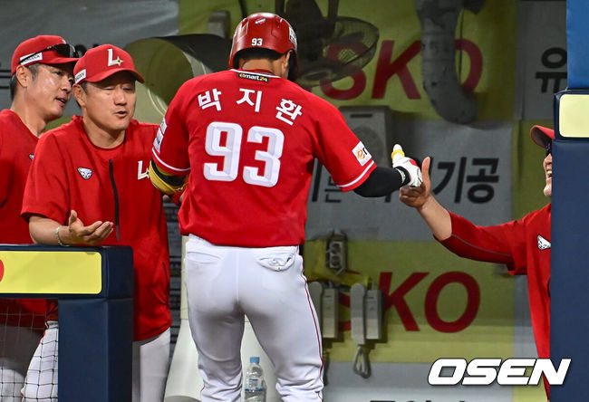 [OSEN=대구, 이석우 기자] 18일 대구삼성라이온즈파크에서 2024 신한 SOL 뱅크 KBO 리그 삼성 라이온즈와 SSG 랜더스의 경기가 열렸다. 홈팀 삼성은 이승민이 선발 출전하고 방문팀 SSG는 앤더슨이 선발 출전한다.SSG 랜더스 박지환이 7회초 2사 좌월 솔로 홈런을 치고 하이파이브를 하고 있다. 2024.06.18 / foto0307@osen.co.kr