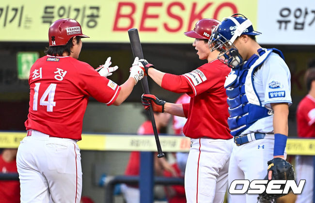 [OSEN=대구, 이석우 기자] 18일 대구삼성라이온즈파크에서 2024 신한 SOL 뱅크 KBO 리그 삼성 라이온즈와 SSG 랜더스의 경기가 열렸다. 홈팀 삼성은 이승민이 선발 출전하고 방문팀 SSG는 앤더슨이 선발 출전한다.SSG 랜더스 최정이 3회초 1사 2루 좌중월 역전 2점 홈런을 치고 하이파이브를 하고 있다. 2024.06.18 / foto0307@osen.co.kr