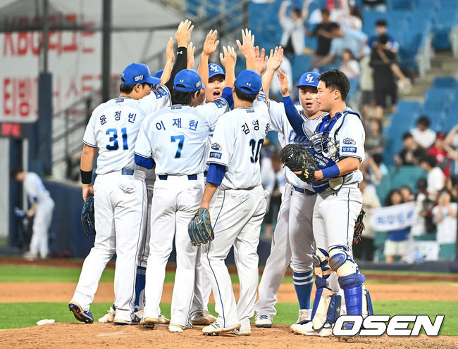 [OSEN=대구, 이석우 기자] 13일 대구삼성라이온즈파크에서 2024 신한 SOL 뱅크 KBO 리그 삼성 라이온즈와 LG 트윈스의 경기가 열렸다. 3연승으로 기세가 오른 삼성은 이호성을 선발로 출전시키고 3연패 중인 LG는 에이스 켈리를 내세워 반등을 노린다.삼성 라이온즈 선수들이 LG 트윈스에 6-3으로 승리한 후 기쁨을 나누고 있다. 2024.06.13 / foto0307@osen.co.kr