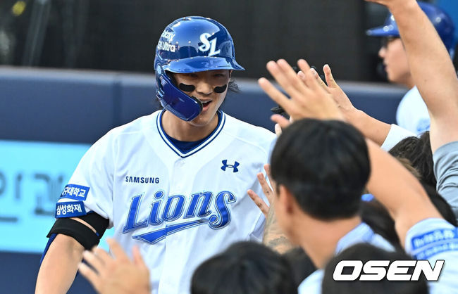 [OSEN=대구, 이석우 기자] 18일 대구삼성라이온즈파크에서 2024 신한 SOL 뱅크 KBO 리그 삼성 라이온즈와 SSG 랜더스의 경기가 열렸다. 홈팀 삼성은 이승민이 선발 출전하고 방문팀 SSG는 앤더슨이 선발 출전한다.삼성 라이온즈 구자욱이 1회초 2사 우월 역전 솔로 홈런을 치고 하이파이브를 하고 있다. 2024.06.18 / foto0307@osen.co.kr