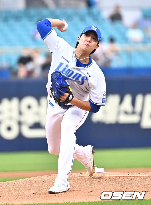 [OSEN=대구, 이석우 기자] 19일 대구삼성라이온즈파크에서 2024 신한 SOL 뱅크 KBO 리그 삼성 라이온즈와 SSG 랜더스의 경기가 열렸다. 홈팀 삼성은 어깨 부상에서 돌아온 원태인이 선발 출전하고 방문팀 SSG는 삼성을 상대로 2경기(11이닝) 2승을 챙긴 오원석이 선발 출전한다.삼성 라이온즈 선발 투수 원태인이 역투하고 있다. 2024.06.19 / foto0307@osen.co.kr