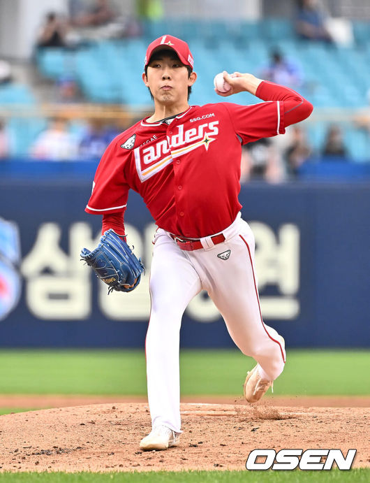 [OSEN=대구, 이석우 기자] 19일 대구삼성라이온즈파크에서 2024 신한 SOL 뱅크 KBO 리그 삼성 라이온즈와 SSG 랜더스의 경기가 열렸다. 홈팀 삼성은 어깨 부상에서 돌아온 원태인이 선발 출전하고 방문팀 SSG는 삼성을 상대로 2경기(11이닝) 2승을 챙긴 오원석이 선발 출전한다.SSG 랜더스 선발 투수 오원석이 역투하고 있다. 2024.06.19 / foto0307@osen.co.kr