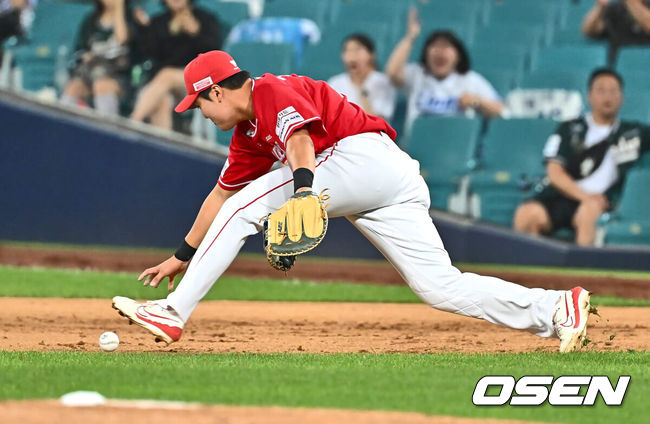 [OSEN=대구, 이석우 기자] 19일 대구삼성라이온즈파크에서 2024 신한 SOL 뱅크 KBO 리그 삼성 라이온즈와 SSG 랜더스의 경기가 열렸다. 홈팀 삼성은 어깨 부상에서 돌아온 원태인이 선발 출전하고 방문팀 SSG는 삼성을 상대로 2경기(11이닝) 2승을 챙긴 오원석이 선발 출전한다.SSG 랜더스 고명준이 5회말 2사 1,2루 삼성 라이온즈 김지찬의 1루 땅볼 포구 실책을 하고 있다. 2024.06.19 / foto0307@osen.co.kr