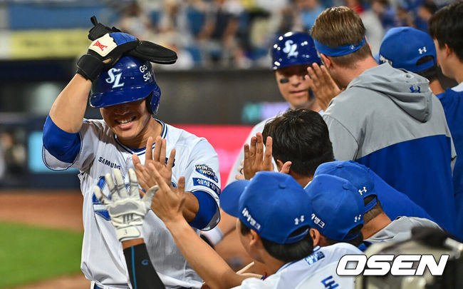 [OSEN=대구, 이석우 기자] 19일 대구삼성라이온즈파크에서 2024 신한 SOL 뱅크 KBO 리그 삼성 라이온즈와 SSG 랜더스의 경기가 열렸다. 홈팀 삼성은 어깨 부상에서 돌아온 원태인이 선발 출전하고 방문팀 SSG는 삼성을 상대로 2경기(11이닝) 2승을 챙긴 오원석이 선발 출전한다.삼성 라이온즈 이성규와 강민호가 6회말 2사 1,2루 김영웅의 역전 2타점 우중간 2루타 때 득점을 올리고 하이파이브를 하고 있다. 2024.06.19 / foto0307@osen.co.kr