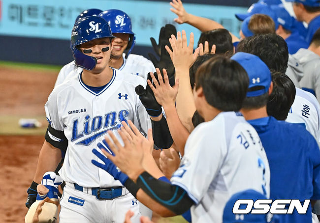 [OSEN=대구, 이석우 기자] 19일 대구삼성라이온즈파크에서 2024 신한 SOL 뱅크 KBO 리그 삼성 라이온즈와 SSG 랜더스의 경기가 열렸다. 홈팀 삼성은 어깨 부상에서 돌아온 원태인이 선발 출전하고 방문팀 SSG는 삼성을 상대로 2경기(11이닝) 2승을 챙긴 오원석이 선발 출전한다.삼성 라이온즈 구자욱이 7회말 1사 1,2루 우월 3점 홈런을 치고 팀 5200홈런을 기록하고 하이파이브를 하고 있다. 2024.06.19 / foto0307@osen.co.kr