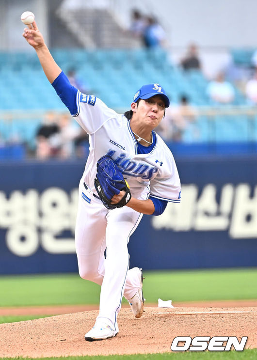 [OSEN=대구, 이석우 기자] 19일 대구삼성라이온즈파크에서 2024 신한 SOL 뱅크 KBO 리그 삼성 라이온즈와 SSG 랜더스의 경기가 열렸다. 홈팀 삼성은 어깨 부상에서 돌아온 원태인이 선발 출전하고 방문팀 SSG는 삼성을 상대로 2경기(11이닝) 2승을 챙긴 오원석이 선발 출전한다.삼성 라이온즈 선발 투수 원태인이 역투하고 있다. 2024.06.19 / foto0307@osen.co.kr