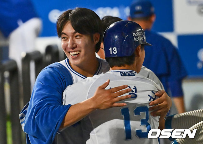 [OSEN=대구, 이석우 기자] 19일 대구삼성라이온즈파크에서 2024 신한 SOL 뱅크 KBO 리그 삼성 라이온즈와 SSG 랜더스의 경기가 열렸다. 홈팀 삼성은 어깨 부상에서 돌아온 원태인이 선발 출전하고 방문팀 SSG는 삼성을 상대로 2경기(11이닝) 2승을 챙긴 오원석이 선발 출전한다.삼성 라이온즈 원태인이 6회말 2사 1,2루 김영웅의 역전 2타점 우중간 2루타 때 득점을 올리고 이성규와 포옹을 하고 있다. 2024.06.19 / foto0307@osen.co.kr