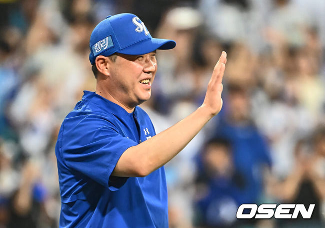 [OSEN=대구, 이석우 기자] 19일 대구삼성라이온즈파크에서 2024 신한 SOL 뱅크 KBO 리그 삼성 라이온즈와 SSG 랜더스의 경기가 열렸다. 홈팀 삼성은 어깨 부상에서 돌아온 원태인이 선발 출전하고 방문팀 SSG는 삼성을 상대로 2경기(11이닝) 2승을 챙긴 오원석이 선발 출전한다.삼성 라이온즈 박진만 감독이 SSG 랜더스에 13-2로 대승한 후 기쁨을 나누고 있다. 2024.06.19 / foto0307@osen.co.kr