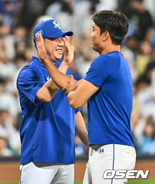 [OSEN=대구, 이석우 기자] 19일 대구삼성라이온즈파크에서 2024 신한 SOL 뱅크 KBO 리그 삼성 라이온즈와 SSG 랜더스의 경기가 열렸다. 홈팀 삼성은 어깨 부상에서 돌아온 원태인이 선발 출전하고 방문팀 SSG는 삼성을 상대로 2경기(11이닝) 2승을 챙긴 오원석이 선발 출전한다.삼성 라이온즈 박진만 감독이 SSG 랜더스에 13-2로 대승한 후 이창용과 기쁨을 나누고 있다. 2024.06.19 / foto0307@osen.co.kr